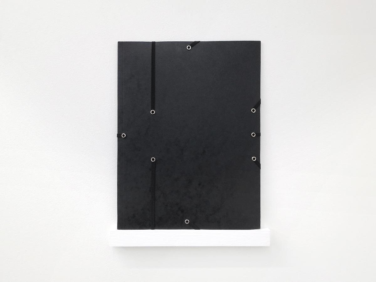Elsa Werth, ‘Victory Eraser X’, 2013, pochettes cartonnees, elastiques, rivets metalliques, bois peint, 24x34x2cm